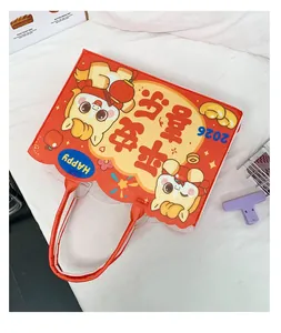 Détail du sac cabas en feutre rouge pour l'année du cheval 2026 avec motifs festifs