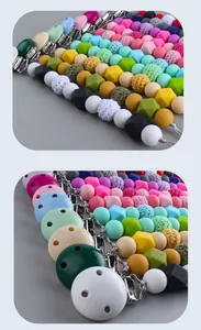 Detail van DIY speenkoorden met siliconen kralen en houten clip voor baby's