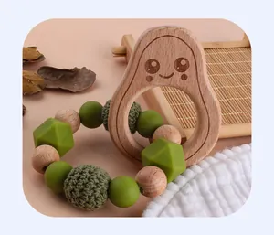 Detail von Holz-Avocado-Beißring und Silikonperlen-Armband mit Häkel-Textur