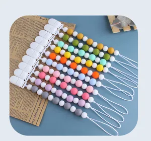 Vista piatta di catenelle per ciuccio in perle di silicone in vari colori pastello