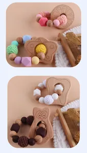 Detail von Beißring aus Buchenholz mit bunten Silikonperlen und Häkeltexturen für Babys