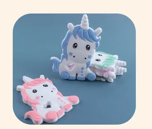 Dettaglio macro di massaggiagengive in silicone a forma di unicorno colori pastello