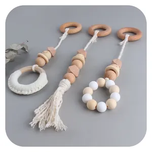 Lot de jouets suspendus en bois de hêtre et coton pour portique bébé avec pompons