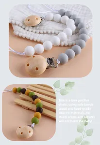 Detail von Schnullerketten aus lebensmittelechtem Silikon und Buchenholz-Clips