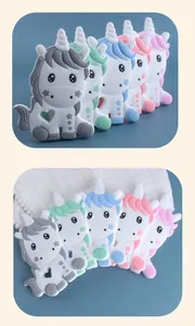 Dettaglio di cinque massaggiagengive in silicone a forma di unicorno in colori macaron