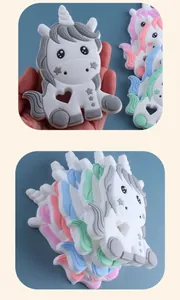 Dettaglio del massaggiagengive a forma di unicorno in silicone morbido con motivi a stella e cuore
