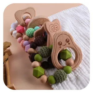 Beißring aus Buchenholz mit Avocado-Silikonperlen und gestricktem Rasselring für Babys