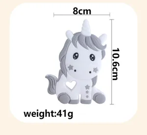 Dettaglio del massaggiagengive in silicone a forma di unicorno con misure 10,6x8 cm