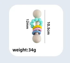 Detailoverzicht van babyrammelaar met hoogte van 10,5 cm en gewicht van slechts 34 g