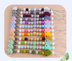 Dettaglio di perline in silicone e gioco da dentizione a foglia su catenelle ciuccio