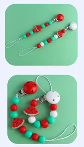 Detail van siliconen speenkoorden met watermeloen kralen en veilige metalen sluitingen