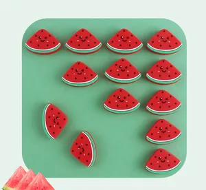 Flache Ansicht von 12 süßen Wassermelonen-Silikonperlen für DIY-Schnullerketten