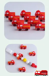 Vista macro de cuentas de silicona con forma de camión de bomberos para chupeteros DIY