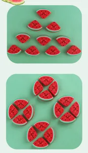 Nahaufnahme von DIY Silikon-Wassermelonen-Beißringen mit Lächeln für Baby-Schnullerketten