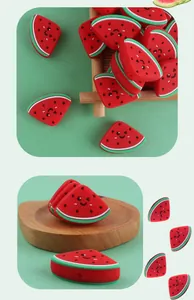 Nahaufnahme von Silikonperlen im Wassermelonen-Design mit süßem Gesicht für DIY-Schnullerketten