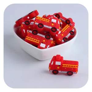 Cuentas de silicona para dentición en forma de camión de bomberos en un cuenco blanco