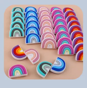 Dettaglio di perle in silicone arcobaleno multicolore per catenelle ciuccio fai-da-te