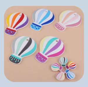Λεπτομέρεια μάκρο από μασητικά σιλικόνης σε σχήμα αερόστατου σε πέντε διαφορετικά χρώματα