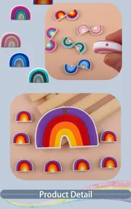 Dettaglio perline in silicone arcobaleno con ritaglio a cuore e foro per filo