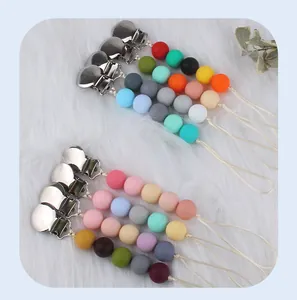 Dettaglio delle perle in silicone colorate e clip in metallo per catenella ciuccio