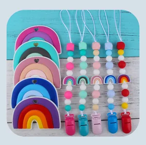 Vista piana di massaggiagengive in silicone arcobaleno e catenelle porta ciuccio