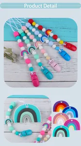 Dettaglio macro dei set massaggiagengive in silicone arcobaleno e catenelle colorate