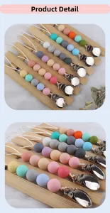 Dettaglio di catenelle per ciuccio in perle di silicone colorate con clip in metallo
