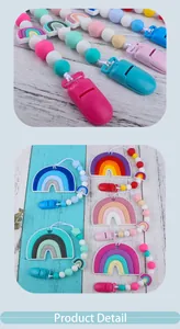 Dettaglio macro dell'anello da dentizione in silicone arcobaleno e catenella clip