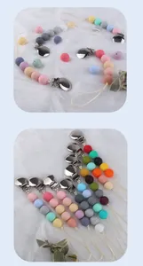Vista dettagliata delle perle in silicone colorate e della clip in metallo della catenella