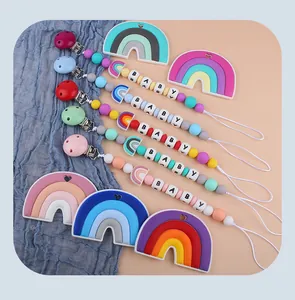 Primer plano de mordedores de silicona arcoíris y cadenas de chupete personalizadas para bebé