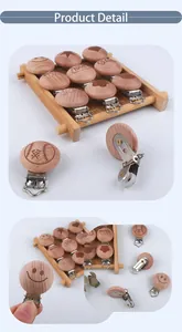 Detail eines Schnullerkettenclips aus Buchenholz mit Gravur und sicherem Metallclip
