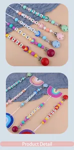 Detalle de las cuentas de silicona de arcoíris y clip para chupete con las letras BABY