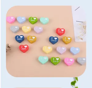 Dettaglio di perline in silicone a cuore colorate con scritte I Love Mom e I Love Dad