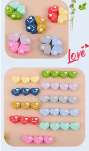 Dettaglio di perline in silicone fai-da-te con testi I Love MOM e DAD per catenelle