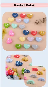 Dettaglio di perle in silicone a cuore con incisioni I Love Mom e Dad per catenelle ciuccio