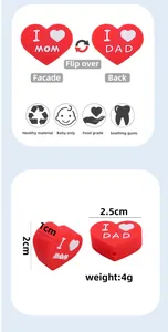 Dettaglio di perline in silicone a cuore con I Love Mom e Dad per catenelle portaciuccio