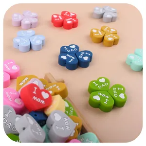Perline colorate a cuore in silicone con testo I Love MOM e DAD per catenelle