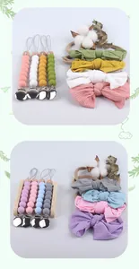 Détail macro de l'attache-tétine en silicone et bandeau en nylon à nœud pour bébé