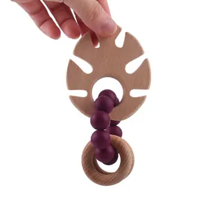 Anneau de dentition bébé avec feuille en hêtre et perles en silicone violet