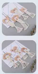 Détail de l'anneau de dentition animal en hêtre avec pompon en macramé fait main
