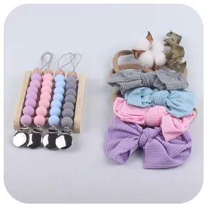 Coffret bébé avec 4 bandeaux nœuds en nylon et 4 attaches-tétines en perles silicone