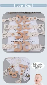 Détail des anneaux de dentition en hêtre et jouets pour bébé en coton tressé faits main