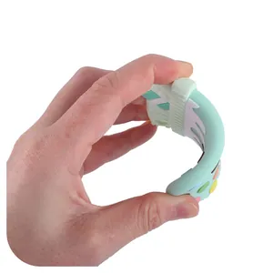 Anneau de dentition souple en silicone menthe avec points colorés pour bébé