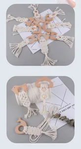 Détail d'anneaux de dentition en hêtre et coton macramé fait main avec perles en bois