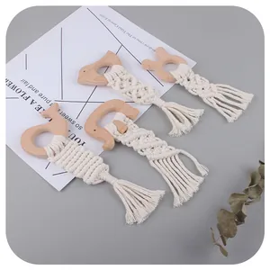 Set de dentition bébé en bois de hêtre avec animaux et pompons en coton faits main