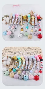 Dettaglio di catenelle portaciuccio in silicone con perle crochet e motivi cuore