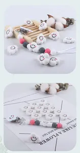 Detalle de cuentas de silicona con forma de nube para chupeteros y mordedores DIY