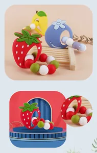 Détail de l'anneau de dentition en silicone pour bébé avec fraise et baleine