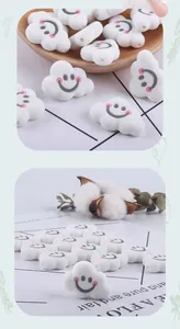 Detalle macro de cuentas de silicona con forma de nube blanca para cadenas de chupetes
