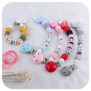 Catenella portaciuccio in silicone con perle a cuore e incisione I Love Mom Dad colorata